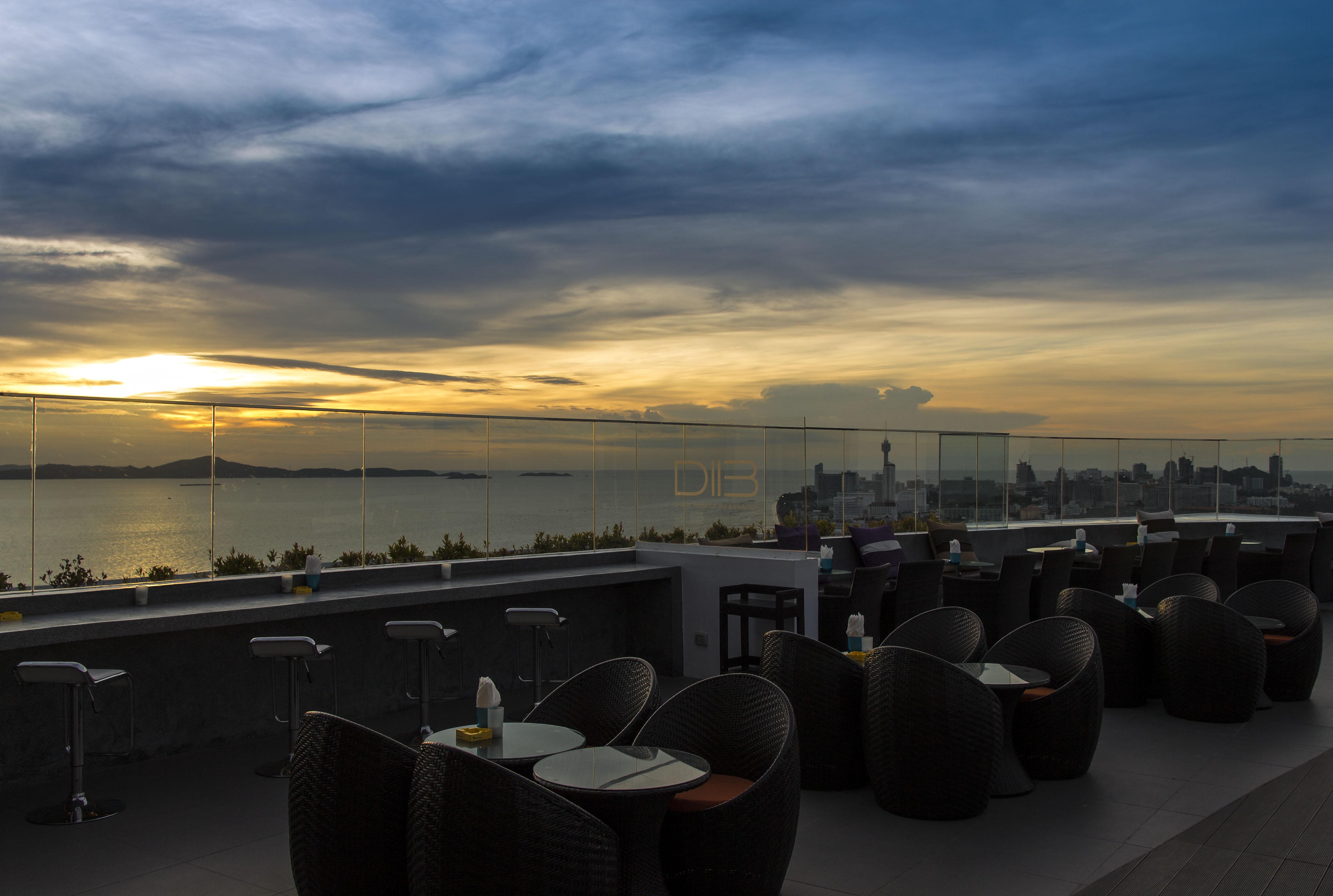 D Varee Jomtien Beach, Pattaya Екстериор снимка Sunset at the rooftop bar