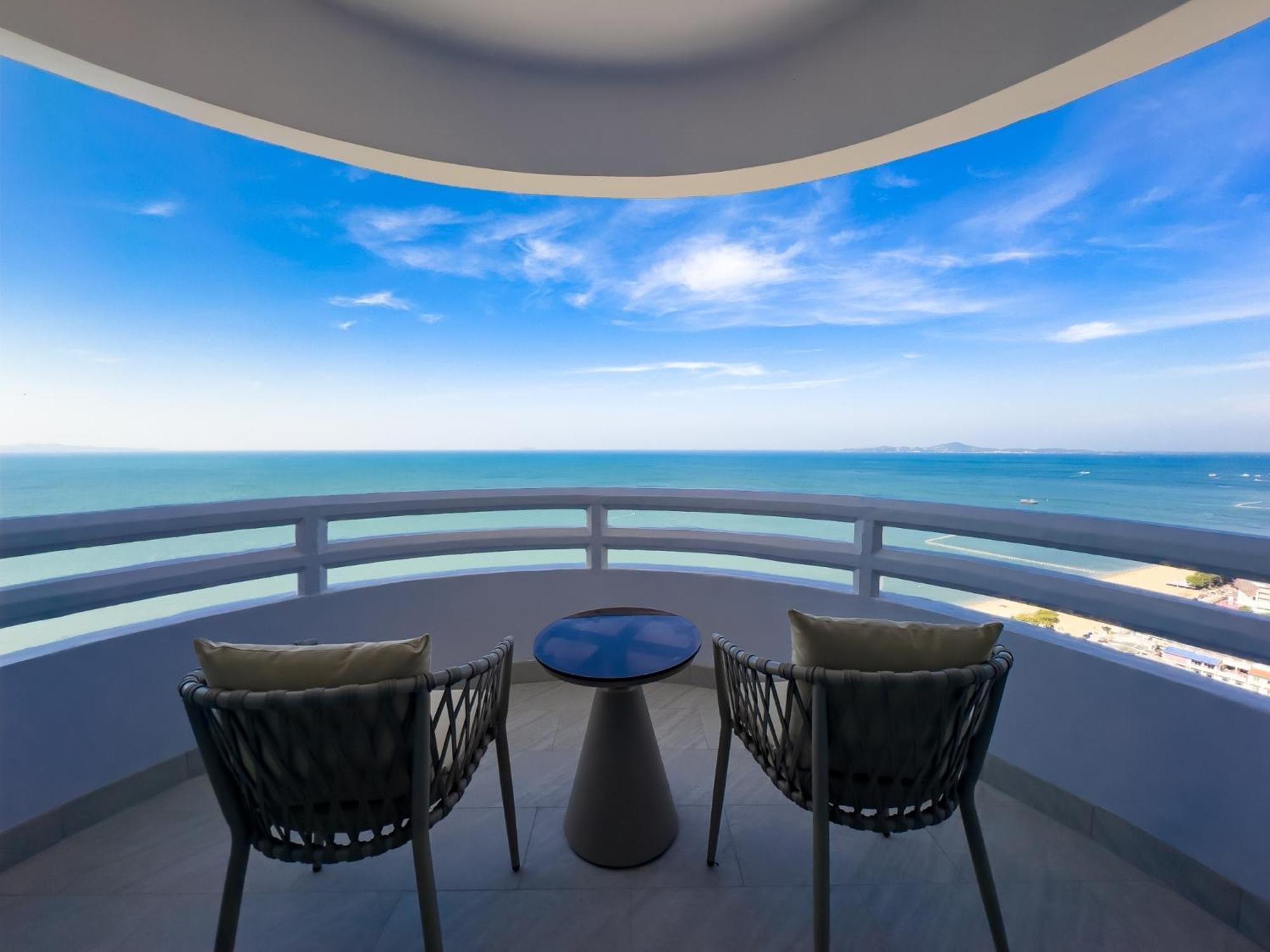 D Varee Jomtien Beach, Pattaya Екстериор снимка Balcony of a suite at the Hilton Pattaya